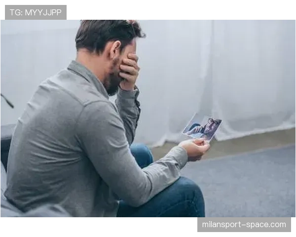 拉菲尼亚拎着菜篮子进小区，隔壁大妈的表情像看到了外星人